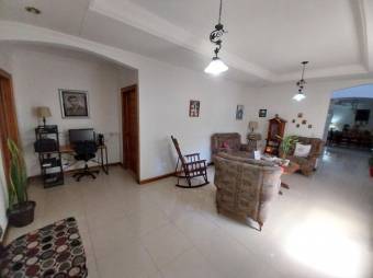 Se vende espaciosa casa con lote de 2.042m2 en Salitral Santa Ana 23-1553