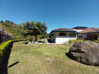 Se vende espaciosa casa con lote de 2.042m2 en Salitral Santa Ana 23-1553