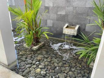 Se vende casa con patio y terraza en condominio de Guácima Alajuela 25-1198