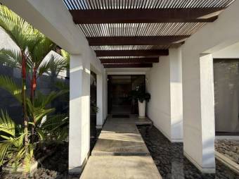 Se vende casa con patio y terraza en condominio de Guácima Alajuela 25-1198