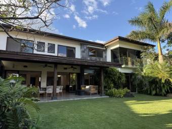 Se vende casa con patio y terraza en condominio de Guácima Alajuela 25-1198