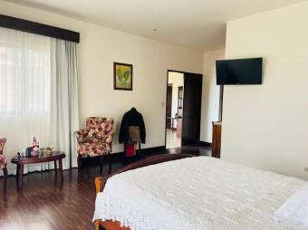 Se vende espaciosa casa con amplio lote en Vazquez de Coronado 25-1283