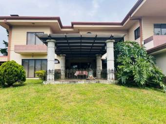 Se vende espaciosa casa con amplio lote en Vazquez de Coronado 25-1283