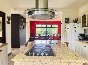 Se vende espaciosa casa con amplio lote en Vazquez de Coronado 25-1283