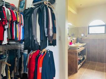 Se vende espaciosa casa con amplio lote en Vazquez de Coronado 25-1283