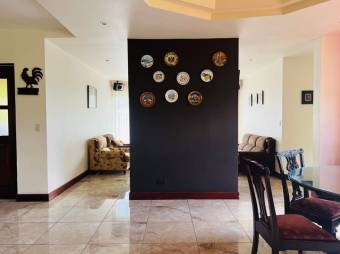 Se vende espaciosa casa con amplio lote en Vazquez de Coronado 25-1283
