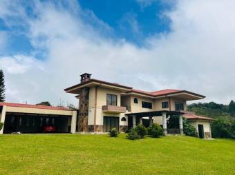 Se vende espaciosa casa con amplio lote en Vazquez de Coronado 25-1283