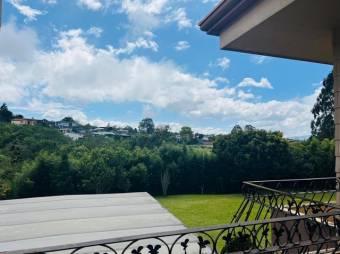 Se vende espaciosa casa con amplio lote en Vazquez de Coronado 25-1283