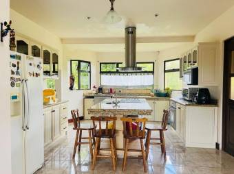 Se vende espaciosa casa con amplio lote en Vazquez de Coronado 25-1283