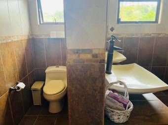 Se vende espaciosa casa con amplio lote en Vazquez de Coronado 25-1283