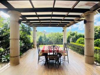 Se vende espaciosa casa con amplio lote en Vazquez de Coronado 25-1283