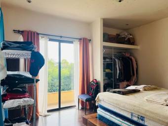 Se vende espaciosa casa con amplio lote en Vazquez de Coronado 25-1283