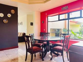 Se vende espaciosa casa con amplio lote en Vazquez de Coronado 25-1283