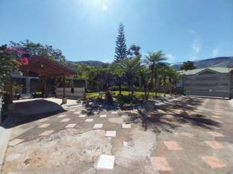 Se vende espaciosa casa con amplio lote en Santa Ana 23-1554