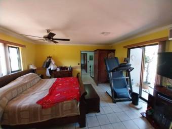 Se vende espaciosa casa con amplio lote en Santa Ana 23-1554