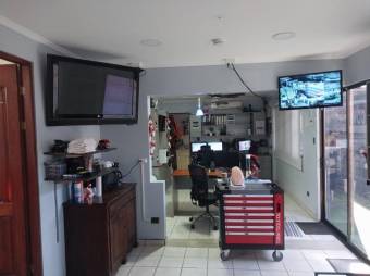 Se vende espaciosa casa con amplio lote en Santa Ana 23-1554