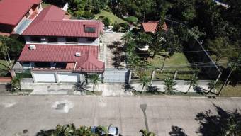 Se vende espaciosa casa con amplio lote en Santa Ana 23-1554