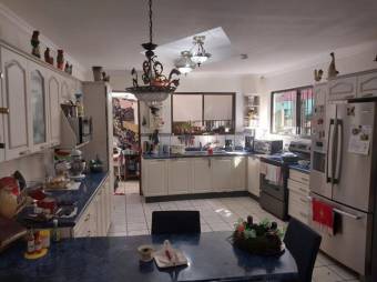Se vende espaciosa casa con amplio lote en Santa Ana 23-1554
