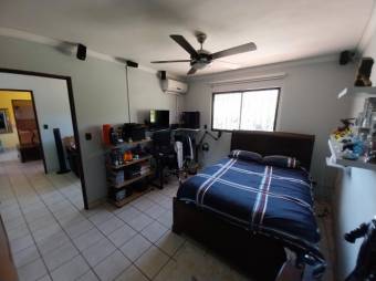 Se vende espaciosa casa con amplio lote en Santa Ana 23-1554