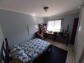 Se vende espaciosa casa con amplio lote en Santa Ana 23-1554