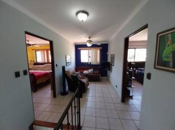 Se vende espaciosa casa con amplio lote en Santa Ana 23-1554