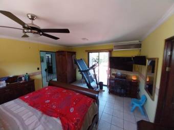 Se vende espaciosa casa con amplio lote en Santa Ana 23-1554
