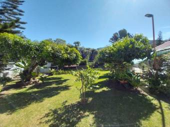 Se vende espaciosa casa con amplio lote en Santa Ana 23-1554