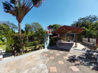 Se vende espaciosa casa con amplio lote en Santa Ana 23-1554