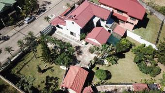 Se vende espaciosa casa con amplio lote en Santa Ana 23-1554