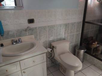 Se vende espaciosa casa con amplio lote en Santa Ana 23-1554