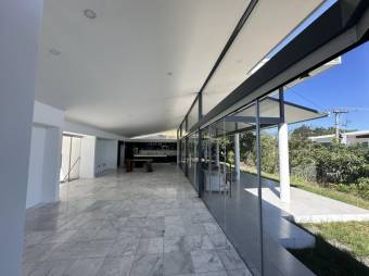 Se vende lujosa casa con piscina y amplio lote en Rio Oro 25-1146