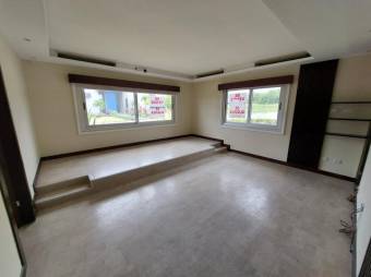 Se vende espaciosa casa con amplio patio en San Rafael Alajuela 26-40