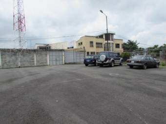 Se vende amplio lote con uso mixto en Zapote San José 23-1313