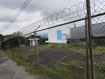 Se vende amplio lote con uso mixto en Zapote San José 23-1313