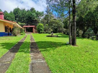 Se vende amplia finca de 1 hectárea en Santa Barbara Heredia 23-1488