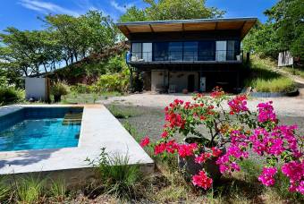 Casa con Piscina y Vista Panorámica a las Montañas de Tamarindo y Playa Grande