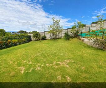 Casa de 2 plantas a la venta en condominio Los Castillos, La Guacima.