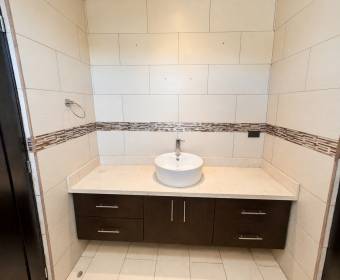 Casa de 2 plantas a la venta en condominio Los Castillos, La Guacima.
