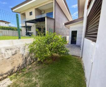 Casa de 2 plantas a la venta en condominio Los Castillos, La Guacima.