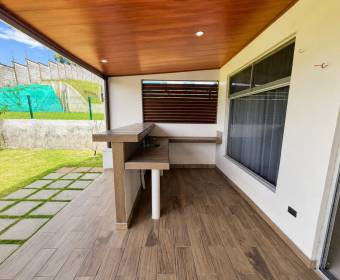 Casa de 2 plantas a la venta en condominio Los Castillos, La Guacima.