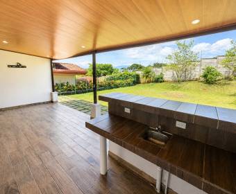 Casa de 2 plantas a la venta en condominio Los Castillos, La Guacima.