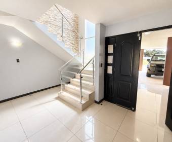 Casa de 2 plantas a la venta en condominio Los Castillos, La Guacima.