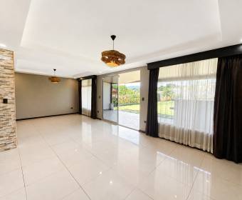Casa de 2 plantas a la venta en condominio Los Castillos, La Guacima.