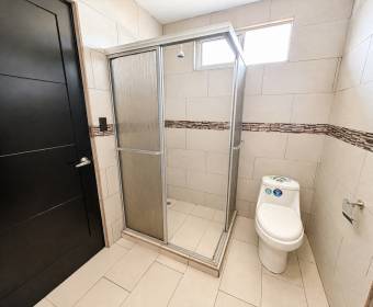 Casa de 2 plantas a la venta en condominio Los Castillos, La Guacima.