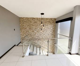 Casa de 2 plantas a la venta en condominio Los Castillos, La Guacima.