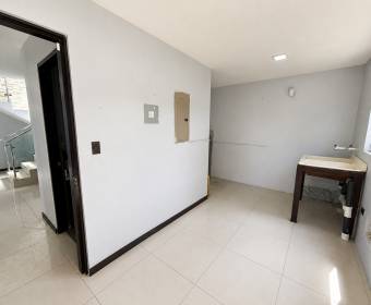 Casa de 2 plantas a la venta en condominio Los Castillos, La Guacima.