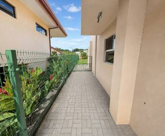 Casa de 2 plantas a la venta en condominio Los Castillos, La Guacima.