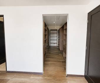 Casa de 2 plantas a la venta en condominio Los Castillos, La Guacima.
