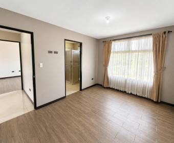 Casa de 2 plantas a la venta en condominio Los Castillos, La Guacima.