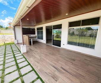 Casa de 2 plantas a la venta en condominio Los Castillos, La Guacima.